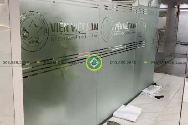 Cắt decal dán kính mờ có họa tiết trang trí