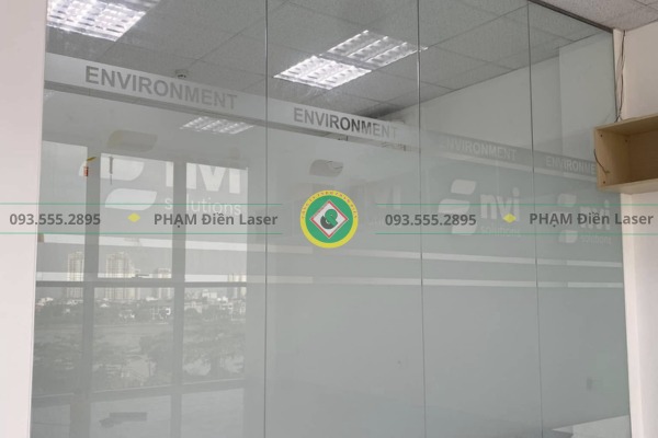 NhCắt decal dán kính mờ tên thương hiệu nổi bậtãn