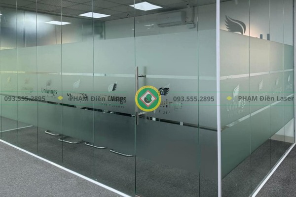 Thực hiện cắt decal dán kính bằng máy móc hiện đại